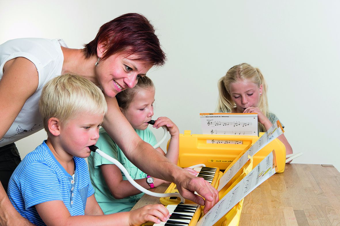 Musiklehrerin unterrichtet Melodika
