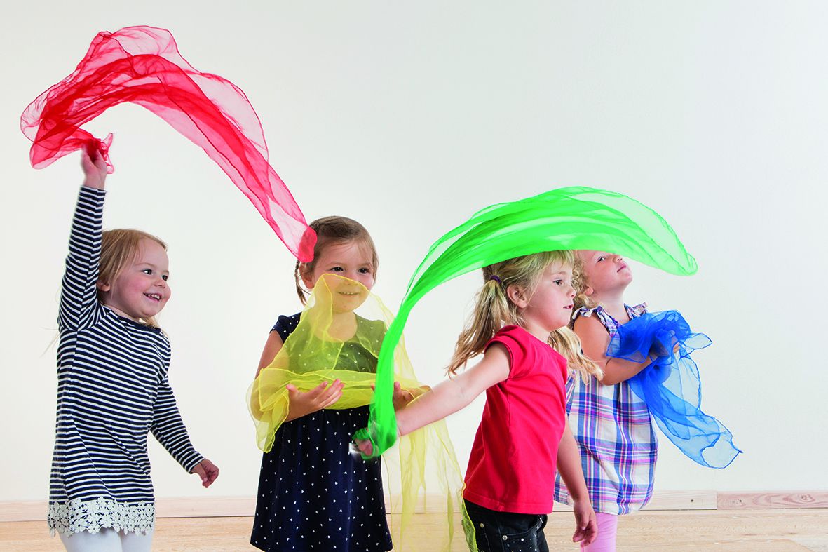 Kindergruppe mit Jongliertüchern