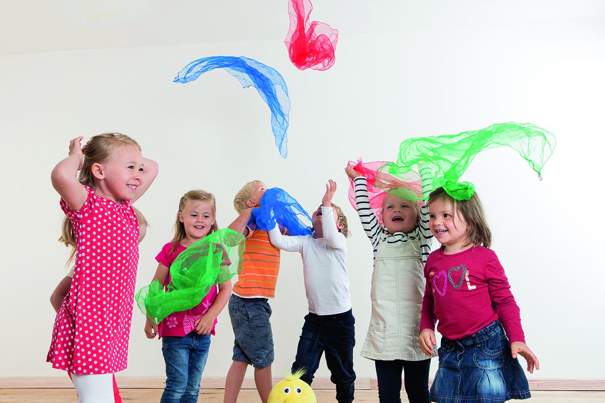 Kinder spielen mit Jongliertüchern