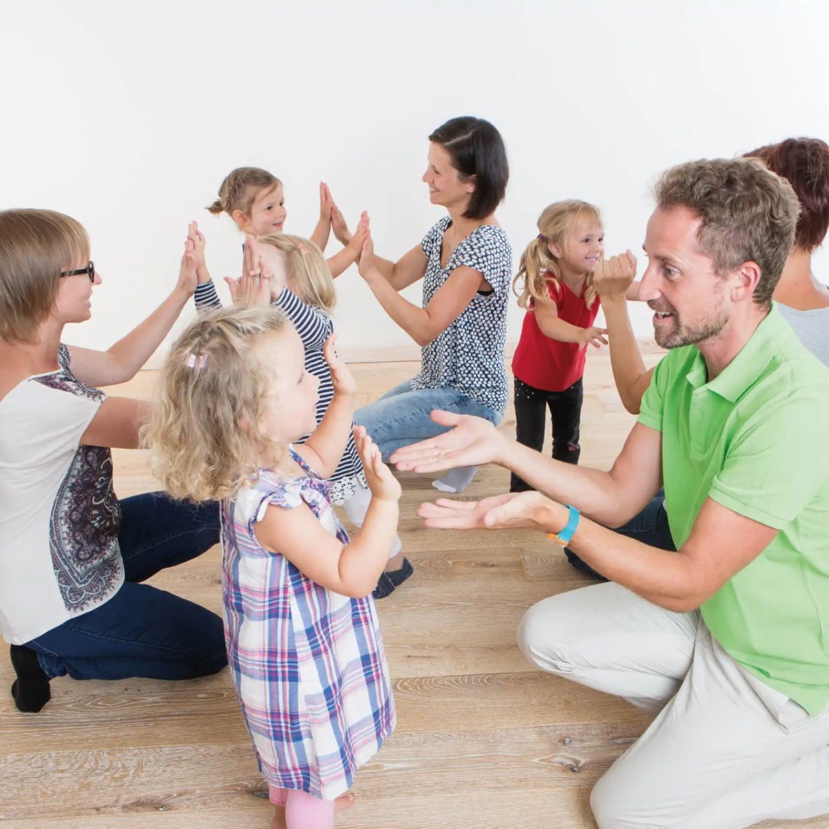 Eltern und Kinder klatschen